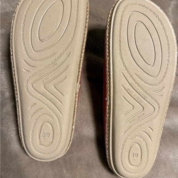 NWOT Toni Pons slip on Slippers Gingerbread Cookie - Picture 3 of 11